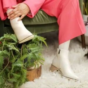 NWOB ECCO Sartorelle Full Grain Leather Ankle Boots In Limestone Euro 39 8 8.5